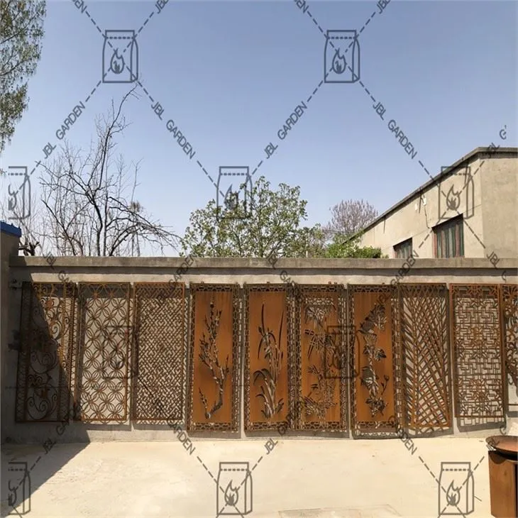 屋内および屋外用のコルテン鋼パネル