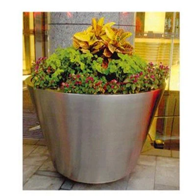 風化したスチール製の庭用植木鉢